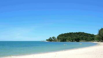 4k video av strand atmosfär, vit sand strand och turkos vatten de vind var lugna och där var två jet åka skidor parkerad på de strand. på ett ö i de sydlig av thailand.