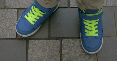 Kind Füße im Blau Sportschuhe auf gepflastert Bürgersteig video