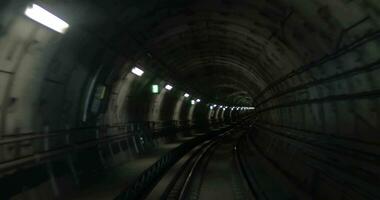 train fabrication le sien façon dans foncé souterrain tunnel video