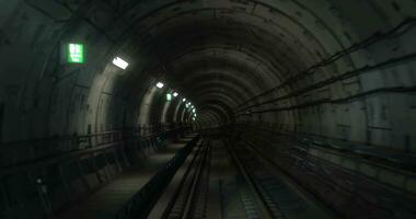 dans le foncé métro tunnel video