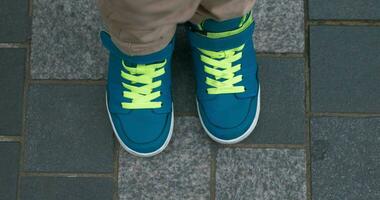 Kind Füße im Blau Sportschuhe auf Bürgersteig video