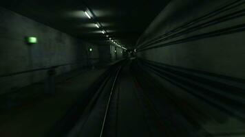 subterráneo tren llegando a el estación video