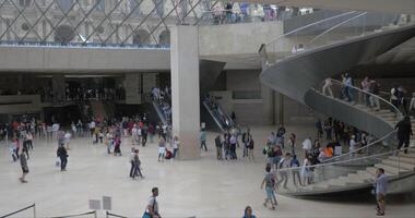 Timelapse av människor trafik i de louvre lobby video