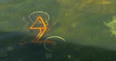 Fahrrad auf das Unterseite von schmutzig Teich video