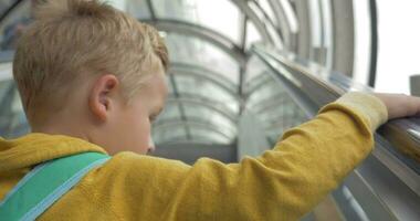 enfant sur escalier mécanique en mouvement en haut video