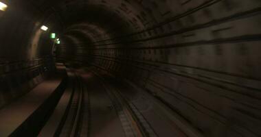 train en mouvement dans souterrain le tunnel video