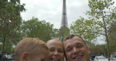 familia con niño haciendo vídeo selfie en contra eiffel torre video