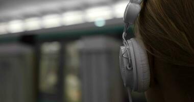 menina ouvindo para música dentro metro video