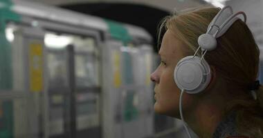 mulher ouvindo para música dentro metrô video