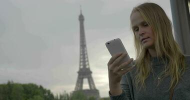 femme en utilisant mobile et prise coup de Eiffel la tour video