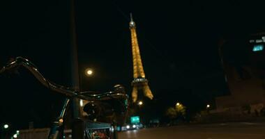 voiture circulation sur nuit rue dans Paris video