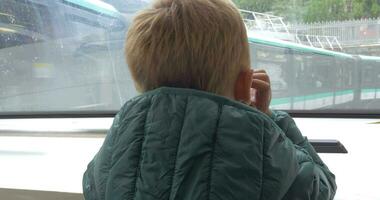 enfant en voyageant dans métro train video