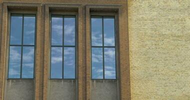 Zeitraffer von Wolken Segeln im Himmel beim Fenster Betrachtung video