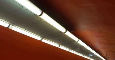 lampade illuminazione su rosso soffitto video