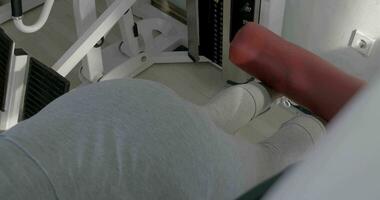 Treinamento em costas perna ondulação máquina video