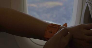 Frau im das Flugzeug Rahmen Uhr rückwärts video