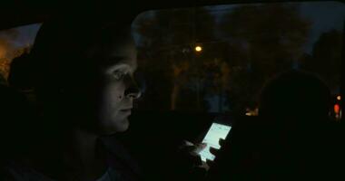 femme avec téléphone portable dans le voiture à nuit video