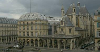 calle con antiguo edificio en París video