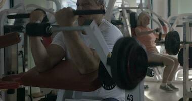 Mens werken uit Aan biceps in de Sportschool video