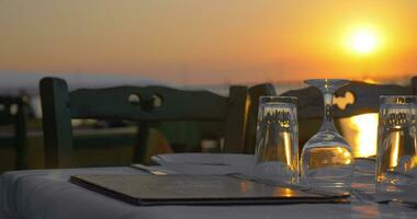 eras tabell i utomhus- restaurang på solnedgång video