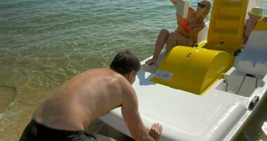 Familie ist gehen zu haben aufregend Wasser Reiten auf Pedal Boot video