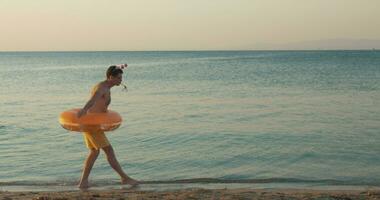 gracioso hombre bailando en el playa video