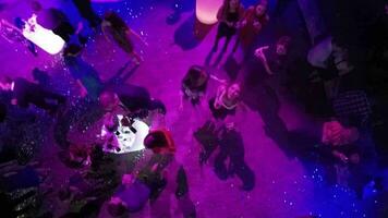 vôo sobre a pessoas dançando em festa dentro clube video