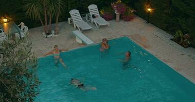 familia relajante en el nadando piscina video
