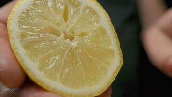 Fachmann Koch drückt Zitrone Obst langsam. schließen hoch. video