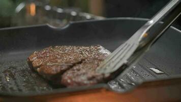 schließen oben Fachmann Koch Grillen Fleisch Filet Steak. schleppend Bewegung video