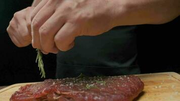 profissional chefe de cozinha aplica-se verduras para carne bife. lento movimento fechar acima. video