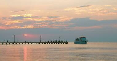 mensen instappen de boot van zee pier video