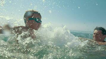 Junge Spinnen um und planschen im das Meer video