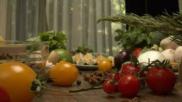 Frais des légumes dans le boîte sur le cuisine table caméra fermer. bouteilles avec le vinaigre et pétrole et poivre Mixeur moulin sur le retour video