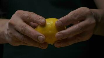 professioneel chef knijpt citroen fruit langzaam. dichtbij omhoog. video