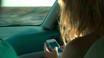 donna auto passeggeri con smartphone nel mani video