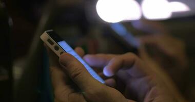 uomo utilizzando mobile Telefono nel il autobus a notte video