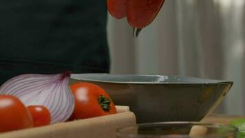 profissional chefe de cozinha prepara e cortes vermelho Sino Pimenta. fechar acima lento movimento video