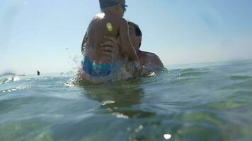 pai e filho tendo Diversão dentro mar video