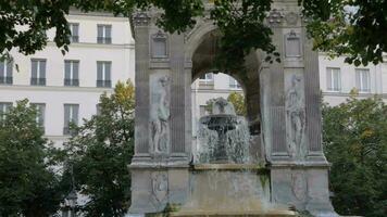 Fontaine de le des innocents dans Paris, France video