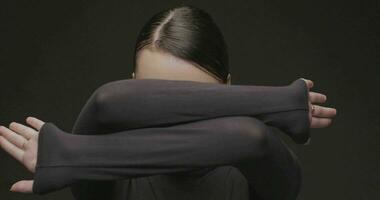 portrait tournage de une Jeune femme dans une studio sur une noir Contexte. lent mouvement. video