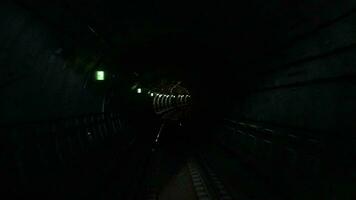 comovente ao longo a metro túnel video