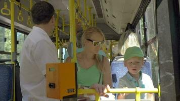 ônibus passageiros dentro ensolarado dia video