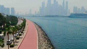 een dar vliegt over- een weg langs de kust in de buurt dubai, Verenigde Arabisch emiraten. antenne video