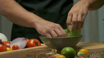 profissional chefe de cozinha prepara e lavagens repolho folhas. lento movimento video