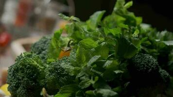 Masculin mains mettre une bol de légumes verts sur le table video