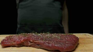 Fachmann Koch gilt Grüns zu Fleisch Steak. schleppend Bewegung schließen hoch. video