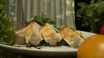 Fresco vegetales en el caja en el cocina mesa cámara de cerca. botellas con vinagre y petróleo y pimienta criba vibradora molino en el espalda video