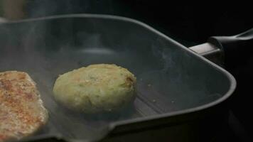 stänga upp professionell kock grillning kyckling filea. långsam rörelse video