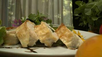 Fresco vegetales en el caja en el cocina mesa cámara de cerca. botellas con vinagre y petróleo y pimienta criba vibradora molino en el espalda video